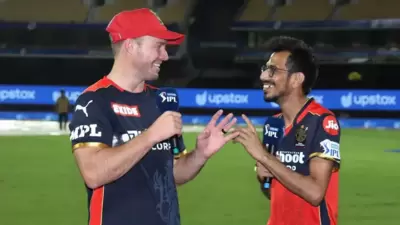 AB de Villiers (R) with Yuzvendra Chahal (IPL) AB de Villiers (R) with Yuzvendra Chahal (IPL)