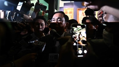 Thai Prime Minister and United Thai Nation Party's candidate Prayut Chan-O-Cha leaves the party�s headquarters as votes continue to be counted, during Thailand's general election in Bangkok Sunday. (AFP) Thai Prime Minister and United Thai Nation Party's candidate Prayut Chan-O-Cha leaves the party�s headquarters as votes continue to be counted, during Thailand's general election in Bangkok Sunday. (AFP)