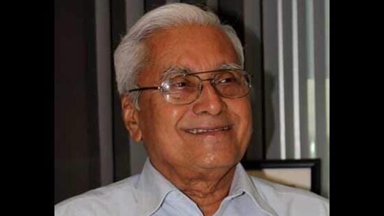 Senior educationist and former vice-chancellor (V-C) of Savitribai Phule Pune University ( SPPU) Ram Takwale passed away on Sunday. He was 90. (HT PHOTO)
