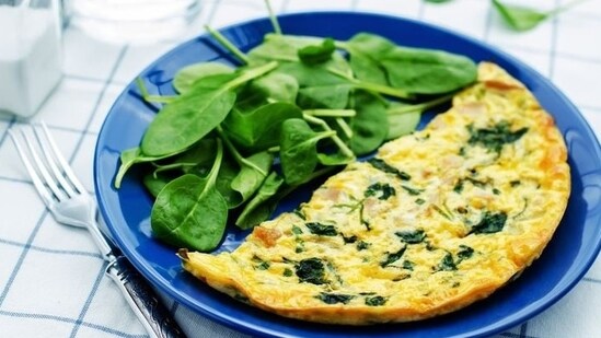 5. Veggie omelette: An omelette made with vegetables like spinach, bell peppers, and onions can provide a source of protein, fibre and vitamins.&nbsp;(Pinterest)