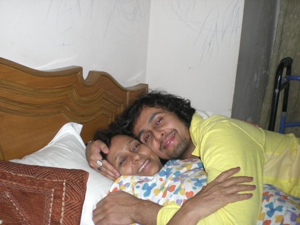 Sonu Nigam with his mother Sonu Nigam with his mother