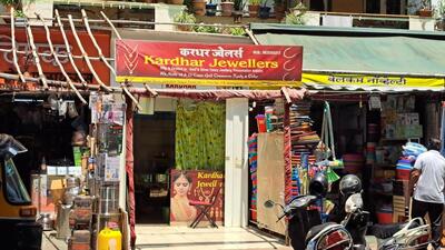 Duo gags employee; robs gold, silver worth ₹93L from jewellery shop Duo gags employee; robs gold, silver worth ₹93L from jewellery shop