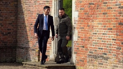 Britain's Prime Minister Rishi Sunak, left, walks with Ukraine's President Volodymyr Zelenskyy, after greeting him on his arrival at Chequers, the prime minister's official country residence, in Aylesbury, England, Monday, May 15, 2023. (AP) Britain's Prime Minister Rishi Sunak, left, walks with Ukraine's President Volodymyr Zelenskyy, after greeting him on his arrival at Chequers, the prime minister's official country residence, in Aylesbury, England, Monday, May 15, 2023. (AP)