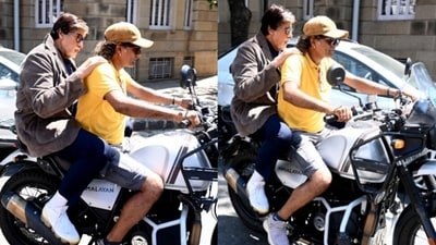 Amitabh Bachchan took a lift from a fan. Amitabh Bachchan took a lift from a fan.