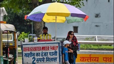 At Kartavya Path in New Delhi on Monday. On Monday, the minimum (night) temperature at IMD’s Safdarjung observatory, Delhi’s base weather station, was 25.2°C, slightly lower than the previous day’s 25.9°C. On Sunday, the maximum (day) temperature was 40.9°C. (Raj K Raj/HT Photo) At Kartavya Path in New Delhi on Monday. On Monday, the minimum (night) temperature at IMD’s Safdarjung observatory, Delhi’s base weather station, was 25.2°C, slightly lower than the previous day’s 25.9°C. On Sunday, the maximum (day) temperature was 40.9°C. (Raj K Raj/HT Photo)