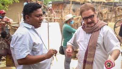 Director Shiladitya Bora and Vinay Pathak on sets of  Bhagwan Bharose.