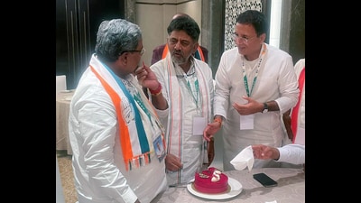 DK Shivakumar celebrates his birthday with party leaders Siddaramaiah and Randeep Surjewala in Bengaluru. (ANI) DK Shivakumar celebrates his birthday with party leaders Siddaramaiah and Randeep Surjewala in Bengaluru. (ANI)