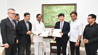 Telangana CM Chandrashekar Rao along with Foxconn Chairman Young Liu receiving official documents related to the company's investment in the state. (Twitter/KTR)
