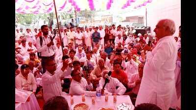 Haryana former chief minister and leader of Opposition Bhupinder Singh Hooda addresses a public meeting in Bharamanvas village in Rohtak district on Monday. (Manoj Dhaka/HT) Haryana former chief minister and leader of Opposition Bhupinder Singh Hooda addresses a public meeting in Bharamanvas village in Rohtak district on Monday. (Manoj Dhaka/HT)
