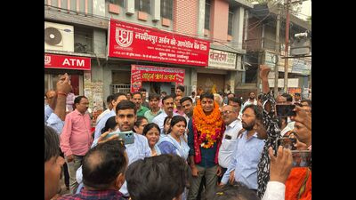 Major Abhishek Singh being welcomed in his native town of Lakhimpur on Monday. (HT Photo)