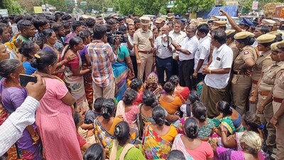 Villagers block a road to protest after five people died after allegedly consuming spurious liquor, in Viluppuram district, (PTI) Villagers block a road to protest after five people died after allegedly consuming spurious liquor, in Viluppuram district, (PTI)