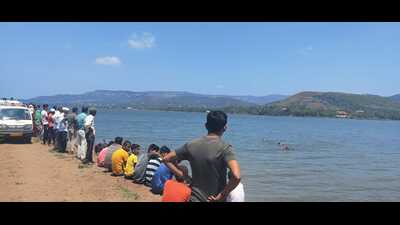 Rescue operations underway at Khadakwasla Dam to fish out bodies of two girls who drowned on Monday. (HT PHOTO) Rescue operations underway at Khadakwasla Dam to fish out bodies of two girls who drowned on Monday. (HT PHOTO)