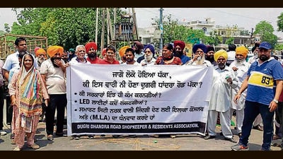 Residents and shopkeepers, along with the members of four gram panchayats, during the protest. (HT Photo) Residents and shopkeepers, along with the members of four gram panchayats, during the protest. (HT Photo)