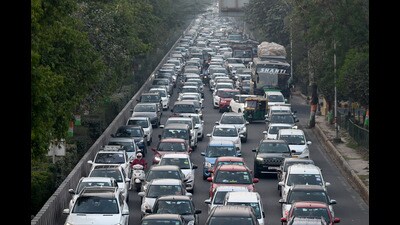 Some of the stretches at Noida-Greater Noida Expressway experience heavy traffic every day, especially during peak hours. (Sunil Ghosh/HT Photo) Some of the stretches at Noida-Greater Noida Expressway experience heavy traffic every day, especially during peak hours. (Sunil Ghosh/HT Photo)