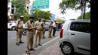 Traffic police officials issued fines to the vehicles parked in an unauthorized parking spot on Udyog Marg in Sector 5, in Noida. (Sunil Ghosh / HT Photo) Traffic police officials issued fines to the vehicles parked in an unauthorized parking spot on Udyog Marg in Sector 5, in Noida. (Sunil Ghosh / HT Photo)