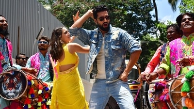 Sara Ali Khan and Vicky Kaushal danced their hearts out in the Mumbai heat at noon ahead of the trailer launch. A glimpse of the popular song Tum Kya Jano Mohabbat Kya Hai was also seen in the trailer. (Varinder Chawla) Sara Ali Khan and Vicky Kaushal danced their hearts out in the Mumbai heat at noon ahead of the trailer launch. A glimpse of the popular song Tum Kya Jano Mohabbat Kya Hai was also seen in the trailer. (Varinder Chawla)
