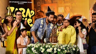 Everyone including Sara, Vicky Rakesh Bedi and others wore party hats as Vicky cut a cake as part of his birthday celebrations at the event. He will turn 35 on Tuesday. (Varinder Chawla) Everyone including Sara, Vicky Rakesh Bedi and others wore party hats as Vicky cut a cake as part of his birthday celebrations at the event. He will turn 35 on Tuesday. (Varinder Chawla)