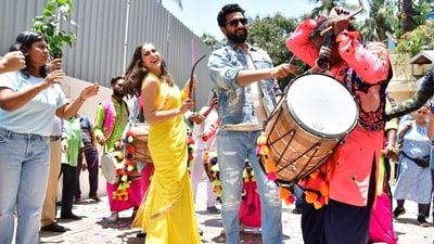 Sara Ali Khan and Vicky Kaushal didn't let the Mumbai summer bother them and danced to dhol beats before the event. Vicky also tried his hands at the dhol. (Varinder Chawla) Sara Ali Khan and Vicky Kaushal didn't let the Mumbai summer bother them and danced to dhol beats before the event. Vicky also tried his hands at the dhol. (Varinder Chawla)