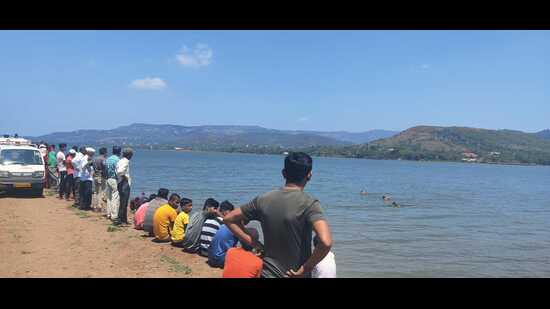 Rescue operations underway at Khadakwasla Dam to fish out bodies of two girls who drowned on Monday. (HT PHOTO)
