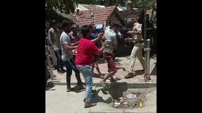 A group of people assaulted the officials of PMC encroachment department during an anti-encroachment drive at Kailas crematorium and RTO Office road on Tuesday (HT PHOTO)