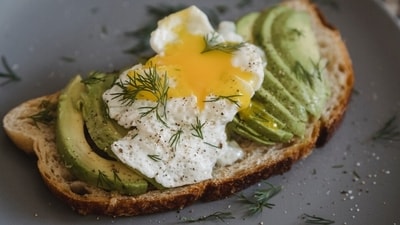 Avocado egg toast: Top toasted bread with mashed or sliced avocado and a fried or poached egg. Season with salt, pepper, and optional toppings like sliced tomatoes or a sprinkle of chilli flakes. (Pexels) Avocado egg toast: Top toasted bread with mashed or sliced avocado and a fried or poached egg. Season with salt, pepper, and optional toppings like sliced tomatoes or a sprinkle of chilli flakes. (Pexels)