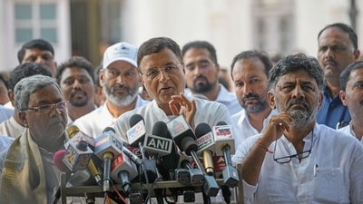 Congress leader Randeep Singh Surjewala with party leaders DK Shivakumar and Siddaramaiah. (ANI) Congress leader Randeep Singh Surjewala with party leaders DK Shivakumar and Siddaramaiah. (ANI)