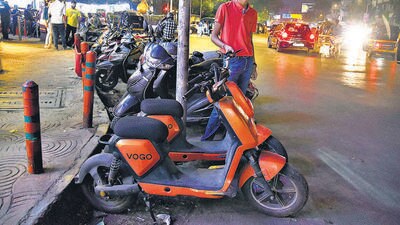 Mumbai, India - December 11, 2022: Vogo electric bike stand, on Linking Road, at Khar, in Mumbai, India, on Sunday, December 11, 2022. (Photo by Vijay Bate/HT Photo) (HT PHOTO) Mumbai, India - December 11, 2022: Vogo electric bike stand, on Linking Road, at Khar, in Mumbai, India, on Sunday, December 11, 2022. (Photo by Vijay Bate/HT Photo) (HT PHOTO)