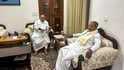 Congress President Mallikarjun Kharge interacts with senior party leader Siddaramaiah. (PTI)