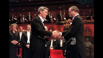 Professor Robert E Lucas (L) from the University of Chicago receives the Nobel economics prize from Swedens King Carl XVI Gustaf during the Nobel Prize ceremony in Stockholm Concert hall December 10 (Reuters) Professor Robert E Lucas (L) from the University of Chicago receives the Nobel economics prize from Swedens King Carl XVI Gustaf during the Nobel Prize ceremony in Stockholm Concert hall December 10 (Reuters)