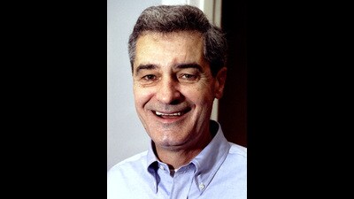 Robert Lucas Jr. smiles in his Chicago apartment shortly after learning he had won the 1995 Nobel Economics Prize October 10. (Scott Olson / Reuters)