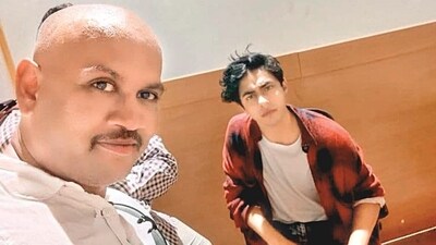 The viral selfie shows KP Gosavi, who was a panch witness to the seizure of 6 grams of charas from Arbaaz Merchant on Cordelia, posing triumphantly with Aryan Khan. (HT Photo) The viral selfie shows KP Gosavi, who was a panch witness to the seizure of 6 grams of charas from Arbaaz Merchant on Cordelia, posing triumphantly with Aryan Khan. (HT Photo)
