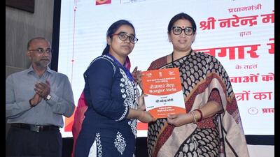 Union minister, Smriti Irani, giving appointment letter to a candidate at a Rozgar Mela event organised in Lucknow on Tuesday. (Sourced) Union minister, Smriti Irani, giving appointment letter to a candidate at a Rozgar Mela event organised in Lucknow on Tuesday. (Sourced)