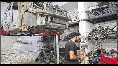Vehicles scrapping in process at Industrial Area Phase 1 in Chandigarh on Tuesday. (HT Photo) Vehicles scrapping in process at Industrial Area Phase 1 in Chandigarh on Tuesday. (HT Photo)