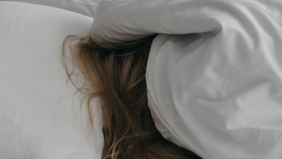 Adjusting your sleeping environment: In addition to changing your sleeping position, making some adjustments to your sleeping environment can also help alleviate menstrual cramps. Keeping your bedroom cool, using comfortable bedding, and ensuring good ventilation can all promote a better night's sleep.&nbsp; (Unsplash)