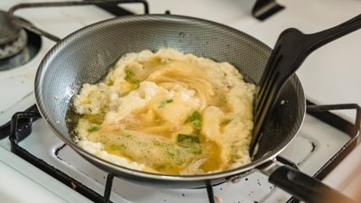 Scrambled eggs with spinach and feta: Sauté spinach in a pan, then add scrambled eggs and crumbled feta cheese for a nutritious and flavourful breakfast. (Pexels) Scrambled eggs with spinach and feta: Sauté spinach in a pan, then add scrambled eggs and crumbled feta cheese for a nutritious and flavourful breakfast. (Pexels)