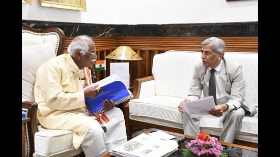 Haryana governor Bandaru Dattatraya interacting with state lokayukta justice Hari Pal Verma (retd) at Raj Bhawan on Tuesday. (HT)