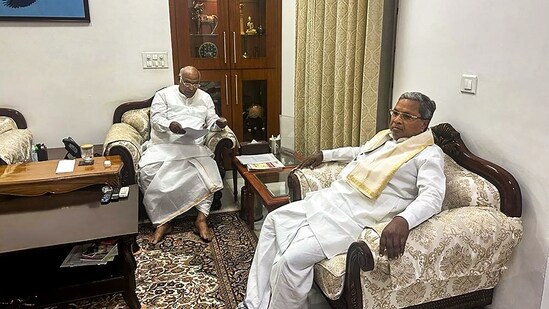 Congress President Mallikarjun Kharge interacts with senior party leader Siddaramaiah. (PTI)