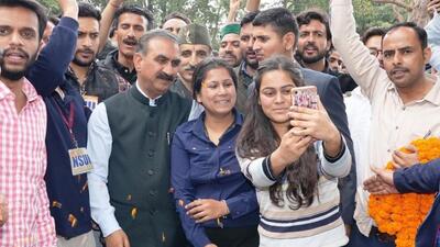 Chief minister Sukhvinder Singh Sukhu taking photographs with students at the Himachal Pradesh Universiy in Summer Hill, Shimla. (HT Photo) Chief minister Sukhvinder Singh Sukhu taking photographs with students at the Himachal Pradesh Universiy in Summer Hill, Shimla. (HT Photo)