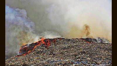 Firefighters trying to control the fire at the main garbage dump in Tajpur area in Ludhiana on Wednesday. (Manish/HT) Firefighters trying to control the fire at the main garbage dump in Tajpur area in Ludhiana on Wednesday. (Manish/HT)