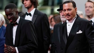 Johnny Depp paired his tuxedo with a white cotton wing-tip collar shirt with plastron and jewellery buttons. (Scott Garfitt/Invision/AP) Johnny Depp paired his tuxedo with a white cotton wing-tip collar shirt with plastron and jewellery buttons. (Scott Garfitt/Invision/AP)