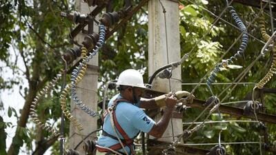 Gurugram, India-June 09:A DHBVN worker repairing the damaged wire due to overload on a hot summer day at Shivaji Nagar Near Government School, in Gurugram, India, on Thursday, 09 June 2022. (Photo by Parveen Kumar/Hindustan Times) Gurugram, India-June 09:A DHBVN worker repairing the damaged wire due to overload on a hot summer day at Shivaji Nagar Near Government School, in Gurugram, India, on Thursday, 09 June 2022. (Photo by Parveen Kumar/Hindustan Times)