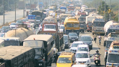 Navi Mumbai, India - December 3, 2016: Heavy Traffic Jam near Mankhurd Octroi Naka after start of Toll Collection at Vashi Toll Naka in Navi Mumbai on Saturday, December 3, 2016. (Photo by Bachchan Kumar/ Hindustan Times) (Bachchan Kumar) Navi Mumbai, India - December 3, 2016: Heavy Traffic Jam near Mankhurd Octroi Naka after start of Toll Collection at Vashi Toll Naka in Navi Mumbai on Saturday, December 3, 2016. (Photo by Bachchan Kumar/ Hindustan Times) (Bachchan Kumar)