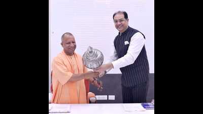 On Wednesday, state minister Mohsin Raza met chief minister Yogi Adityanath to discuss the preparation for Haj pilgrims. (HT Photo) On Wednesday, state minister Mohsin Raza met chief minister Yogi Adityanath to discuss the preparation for Haj pilgrims. (HT Photo)