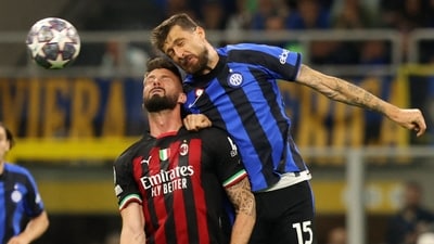 AC Milan's Olivier Giroud in action with Inter Milan's Francesco Acerbi (REUTERS)