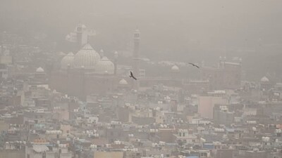 A Layer of Dust surrounds Delhi Tuesday. (HT Photo/Sanchit Khanna) A Layer of Dust surrounds Delhi Tuesday. (HT Photo/Sanchit Khanna)