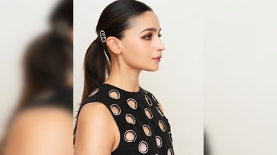 Keeping her look simple yet glamorous, Alia Bhatt wore a single diamond earring and a chunky silver ring. (Instagram/@aliaabhatt) Keeping her look simple yet glamorous, Alia Bhatt wore a single diamond earring and a chunky silver ring. (Instagram/@aliaabhatt)