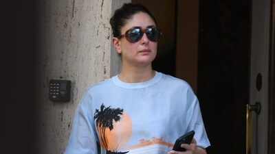 Kareena Kapoor was spotted in Bandra, Mumbai. She wore a printed white T-shirt and denims. The actor also opted for dark sunglasses. Kareena Kapoor was spotted in Bandra, Mumbai. She wore a printed white T-shirt and denims. The actor also opted for dark sunglasses.
