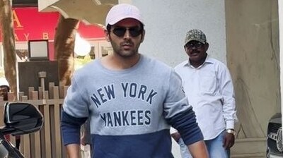 Kartik Aaryan was seen in Mumbai dressed in a blue T-shirt and pants. He also opted for sunglasses and a cap. 