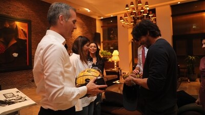 Shah Rukh Khan, Gauri Khan and US envoy Eric Garcetti at Mannat.