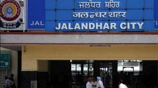 After a three-hour cabinet meeting in Jalandhar, chief minister Bhagwant Mann said the demand of resuming construction on the Jalandhar-Adampur national highway and flyover has been accepted. The project will be completed by September. (HT file photo)
